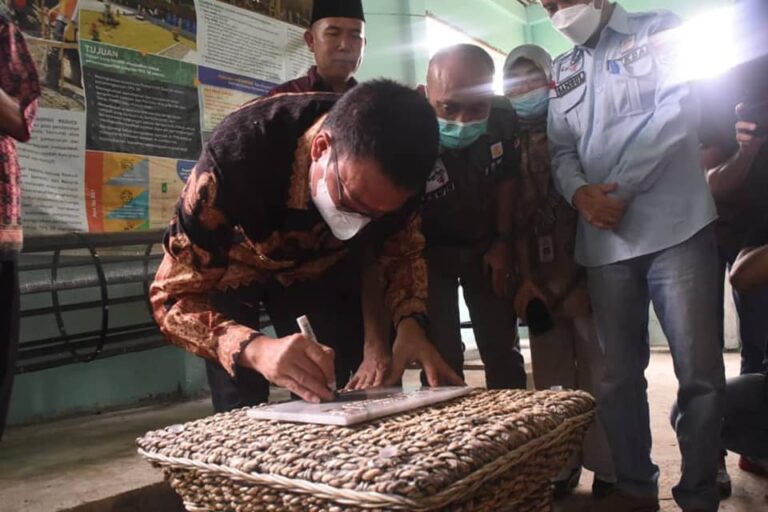 Walikota Pagar Alam Resmikan Pengoperasian TPS 3R