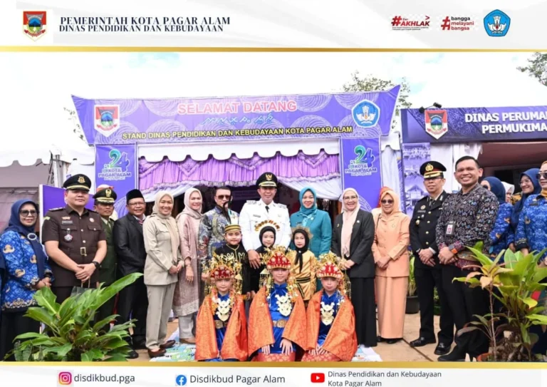 Forkopimda mengunjungi stand Dinas Pendidikan dan Kebudayaan (Disdikbud) serta stand Pramuka yang bertempat di eks. Lapangan MTQ Gunung gare Kota Pagar Alam.