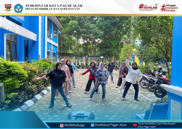kegiatan Senam Pagi bersama di halaman kantor pada 28 November 2025.
