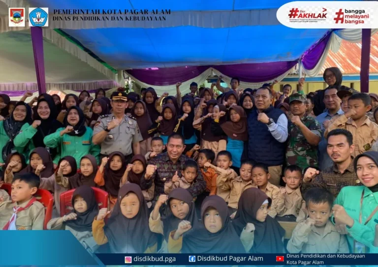 Penyerahan seragam dan perlengkapan sekolah secara simbolis oleh Wali Kota Pagar Alam