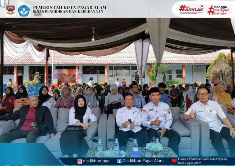 Kepala Dinas Pendidikan dan Kebudayaan Kota Pagar Alam diwakili Sekretaris Dinas membuka Festival dan Lomba Seni di SMP Negeri 1 Kota Pagar Alam.