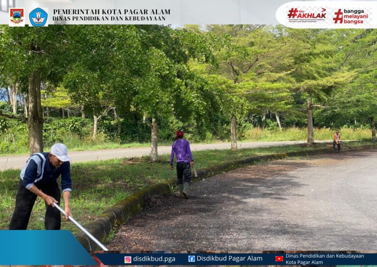 pengecekan kebersihan lahan secara langsung di sepanjang jalur menuju Bandara Atung Bungsu