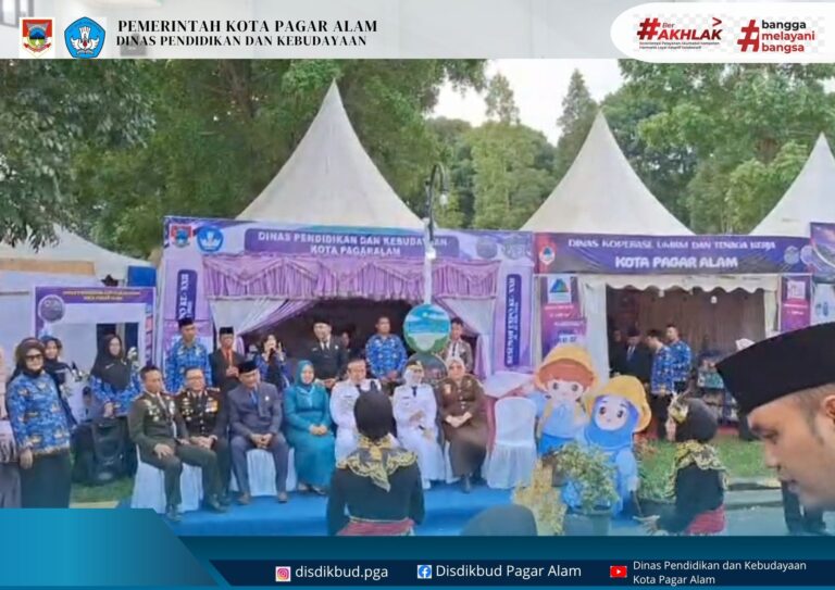 Menyambut HUT Kota Pagar Alam ke-25 Wali Kota Pagar Alam dan Wakil Wali Kota Pagar Alam serta Forkopimda mengunjungi Stand Dinas Pendidikan dan Kebudayaan disambut oleh Kepala Dinas Pendidikan serta Kepala Sekolah.